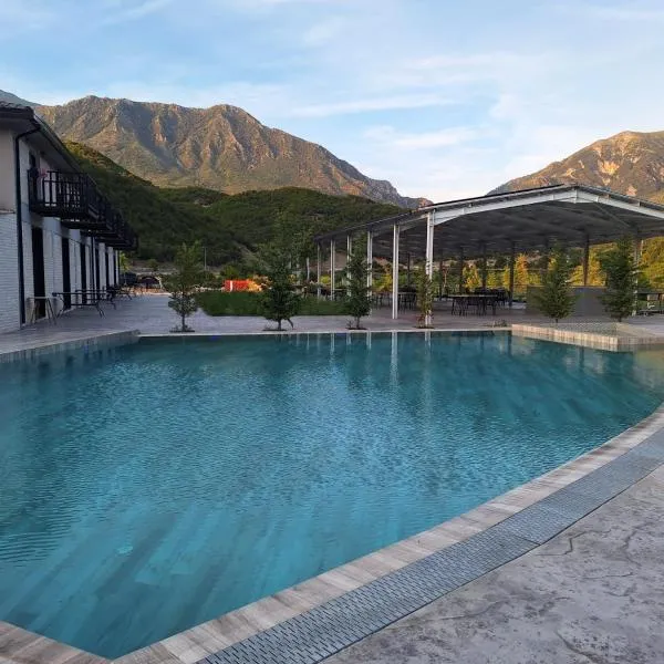 Lumi i Bardhe Hotel & Restaurant，位于Kuç的酒店