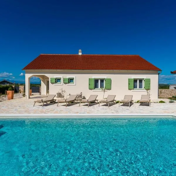 Mariseta Heritage - Holiday Home with pool and jacuzzi NEW，位于Donje Raštane的酒店