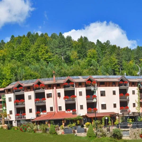 Hotel Lo Scoiattolo，位于Cotronei的酒店