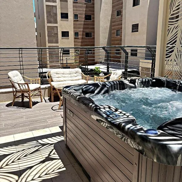 Blue in the desert - luxury apartment 10 min walk from the mall，位于埃拉特的酒店