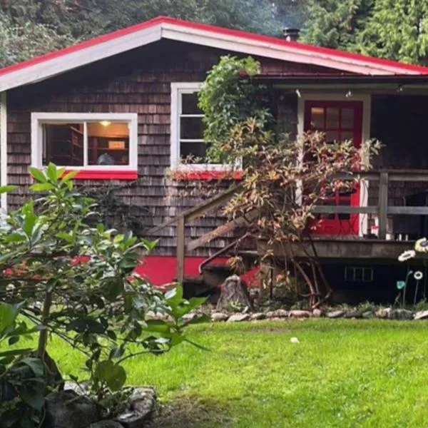 Cabin by the Creek，位于Roberts Creek的酒店