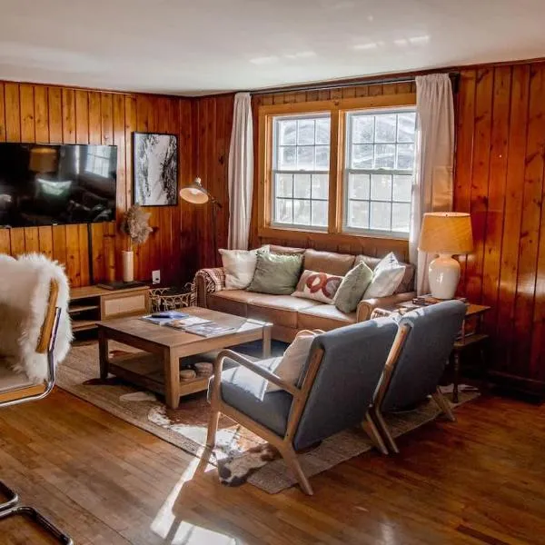 Birch House: Cozy Cabin 5 min from Okemo，位于拉德洛的酒店