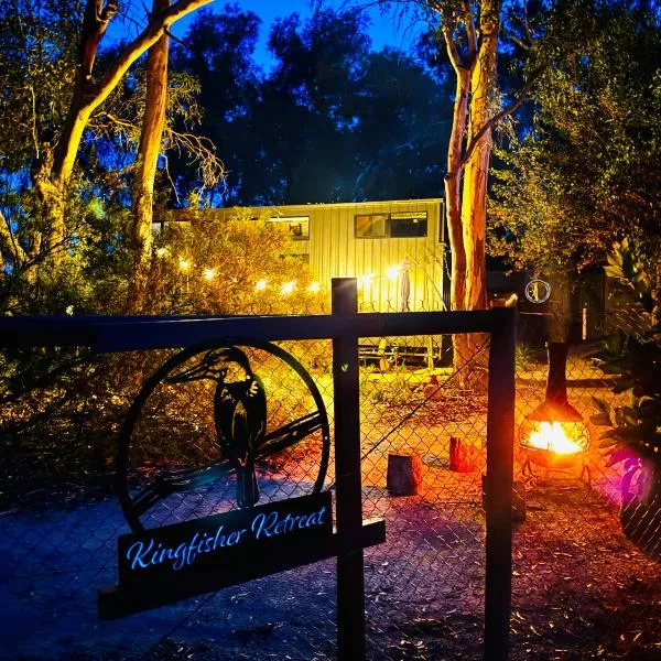 Tiny House Glenrowan - Kingfisher Eco Retreat，位于Glenrowan的酒店