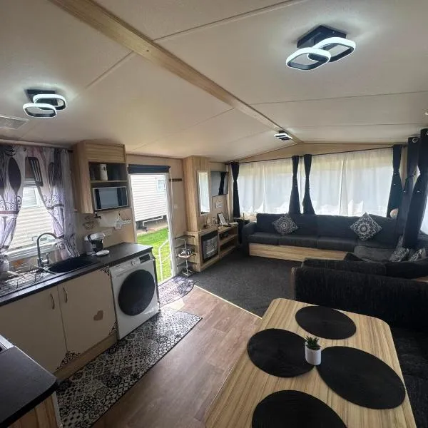 Holiday Park Caravan Fluffy in Harts Holiday Park，位于滨海莱斯当的酒店