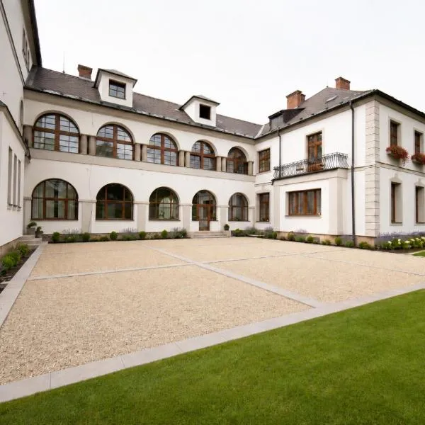 Resort Červený dvůr - apartmány a wellness，位于Rapotín的酒店