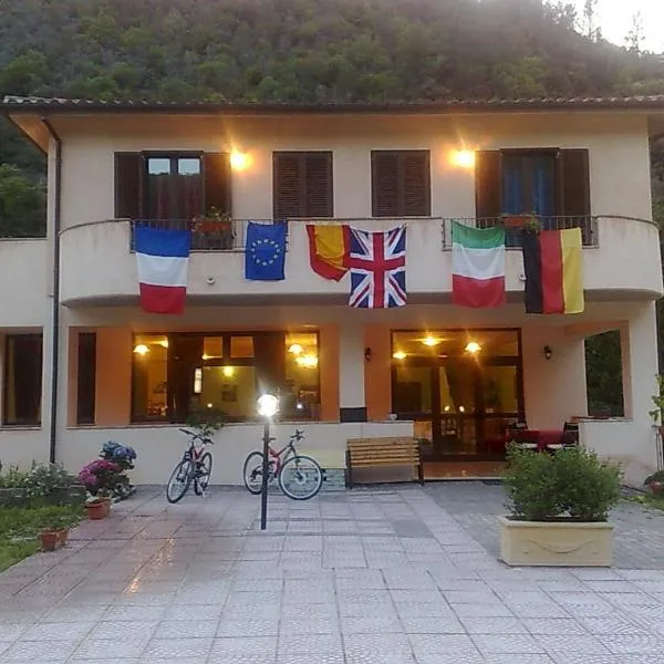 Hotel Ristorante Umbria Valnerina，位于Vallo di Nera的酒店
