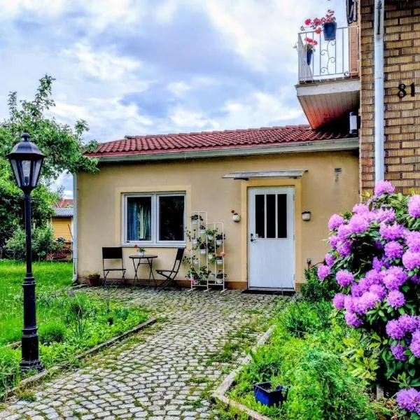 Apple Tree Garden House，位于厄勒布鲁的酒店