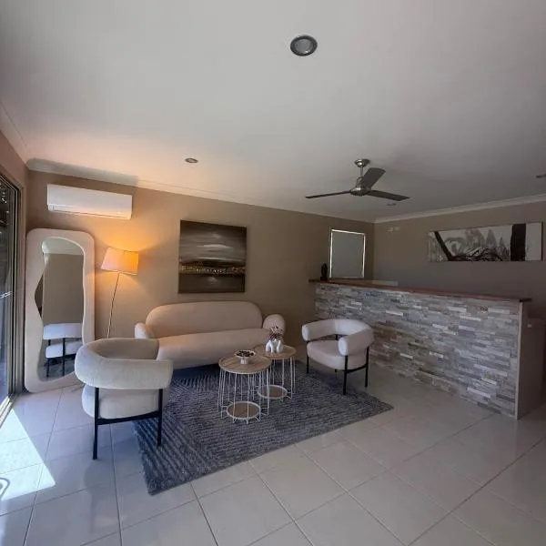 Serene Glen Eden Retreat Ground Floor in a shared property，位于Toolooa的酒店