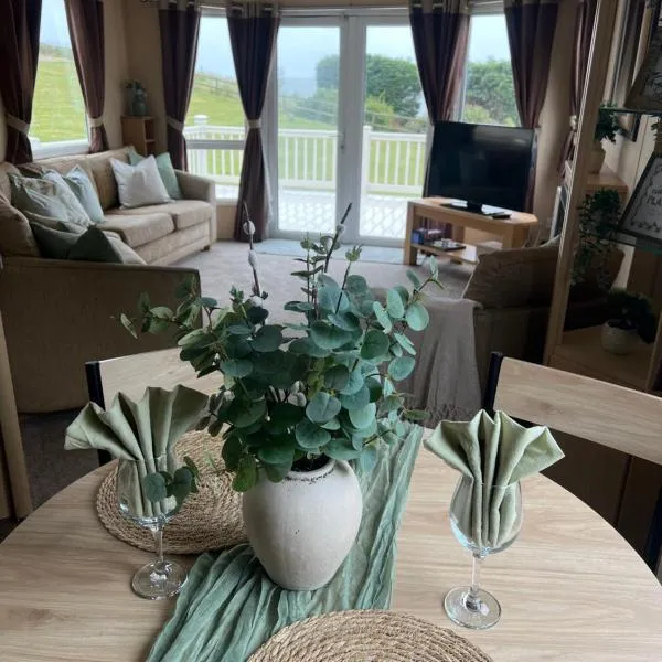 Seaview Caravan at Warden Springs Holiday Park，位于Warden的酒店