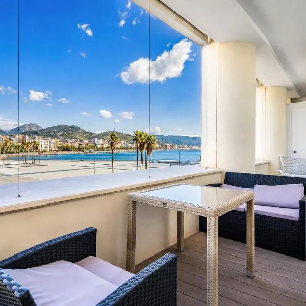 Crescent Luxury Retreat - Seafront Apartment Scala B，位于萨莱诺的酒店