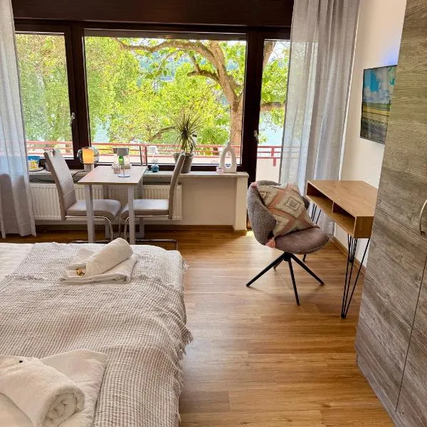 Uferglanz - Balcony, view, sparkling wine, snacks，位于科布伦茨的酒店