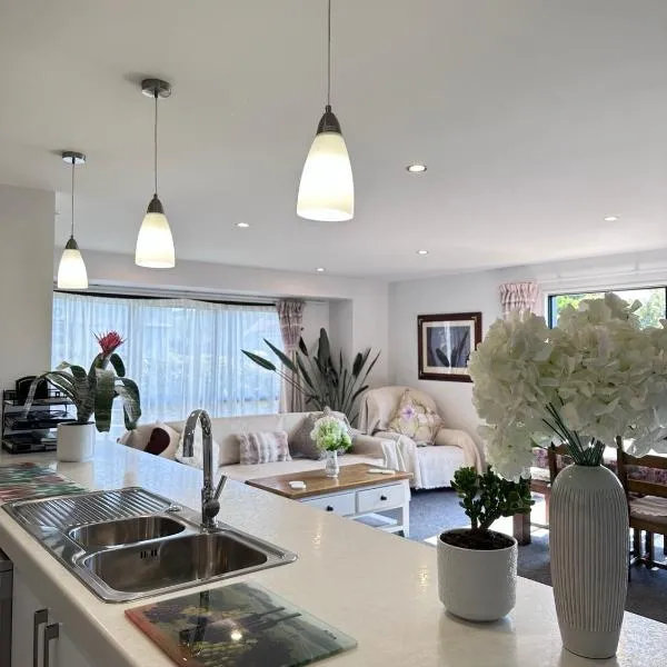 Sunny Warm Modern Home Steps to Oamaru Town Centre，位于奥玛鲁的酒店