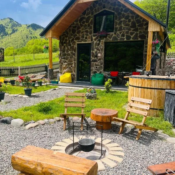 Woodlandia Borjomi with Hot Tub and Private Garden,位于博尔若米的酒店