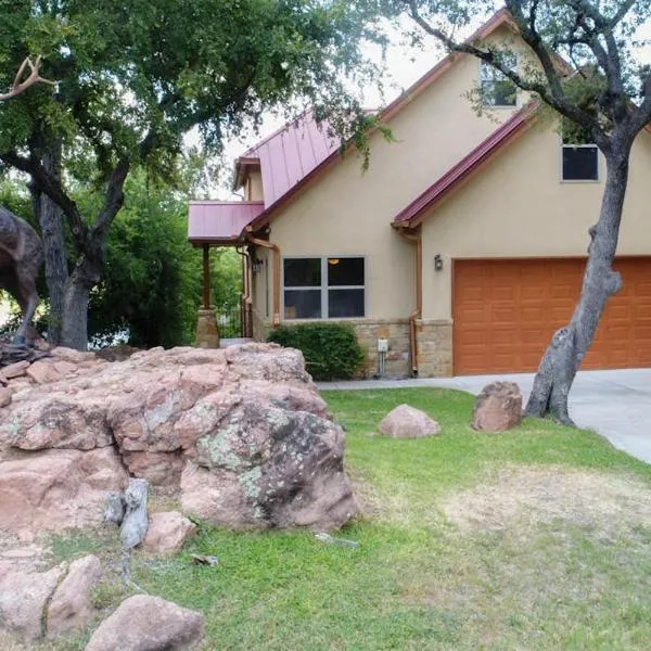 Lakefront Home with WiFi, Entertainment, Dock & Lake Views - Dogs OK，位于Buchanan Dam的酒店