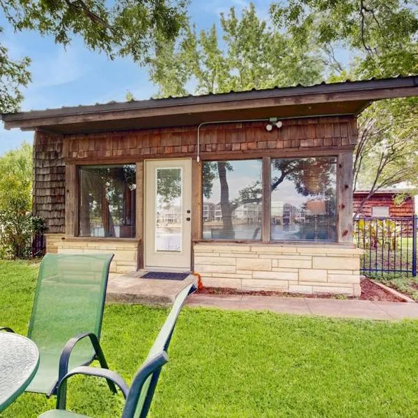 Classic Lakefront Cottage with Private Dock, Lovely Lake View, Backyard & WiFi，位于Kingsland的酒店
