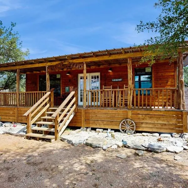 Dog-Friendly Gem on 11 Acres with Valley Views, Deck, Gas Grill, Fireplace,位于弗雷德里克斯堡的酒店