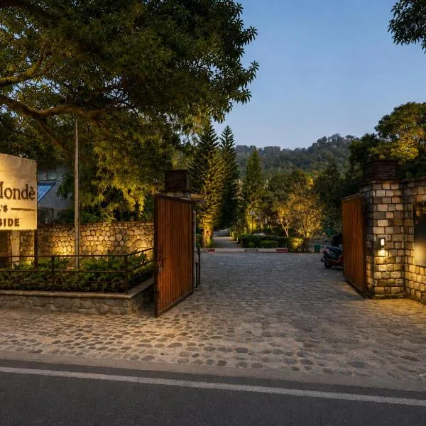 Bel-La Monde Riverside Jim Corbett - "A Unit of Luxe Opera Hotels & Resorts"，位于加尔加的酒店