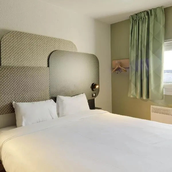 B&B HOTEL Cergy Pierrelaye 3 étoiles，位于皮耶尔莱的酒店