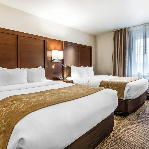 Comfort Suites at Par 4 Resort，位于Waupaca的酒店