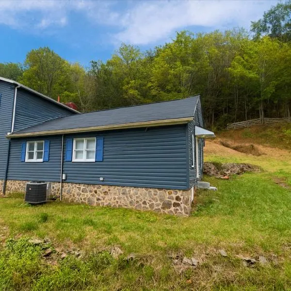 37-Acre Private Cabin Retreat near Shenandoah，位于Stanley的酒店