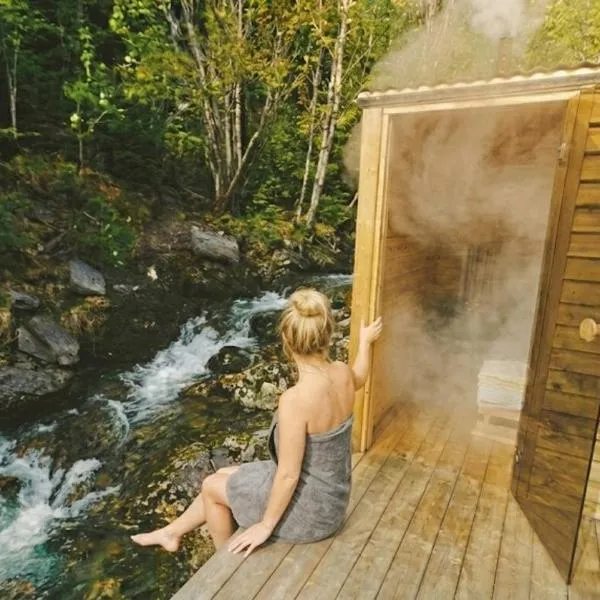 Retreat by the Falls & Riverside Sauna，位于Sel的酒店
