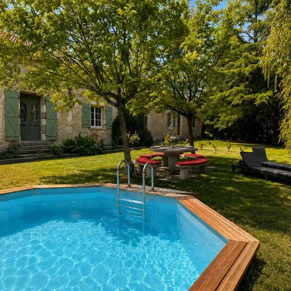 Domaine de Pourrouquet - Gîte de charme en pleine nature avec piscine et spa inclus，位于维克费藏萨克的酒店