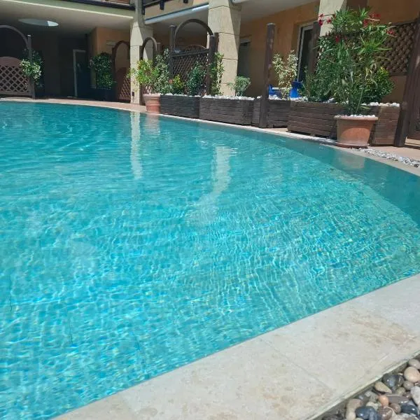 Villa Josefine Lake Front - Adults Only，位于布雷佐内加尔达的酒店
