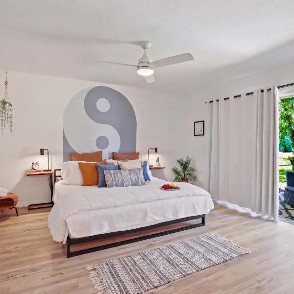 The YinYang - King Bed , Workspace , Full Kitchen，位于盖恩斯维尔的酒店