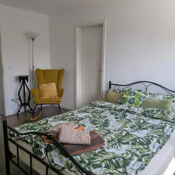 Komfort-Apartment bei Erlangen mit Parkplatz & Balkon，位于Spardorf的酒店