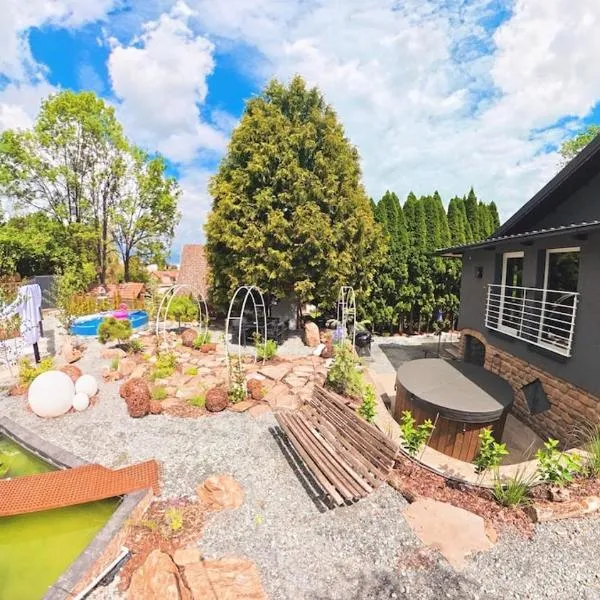Secret Garden Retreat - Pool & Hot Tub，位于Drahobudice的酒店