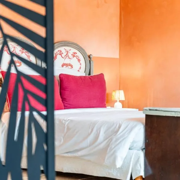 Le Domaine des Grès Luberon - Hôtel - Restaurant Sous les Platanes - Restaurant 901 côté piscine，位于拉聂的酒店