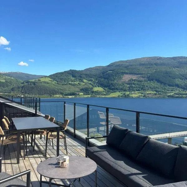 Lake & mountain views - Luxury penthouse - Free parking，位于沃斯的酒店