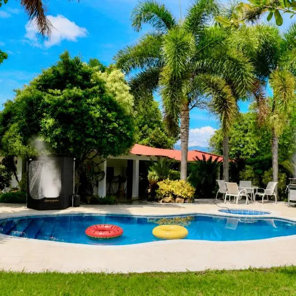 Villa de lujo a 20 mins Buga con Piscina privada, Jacuzzi y BBQ，位于Guacarí的酒店