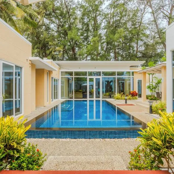 Andaman Pool Villas, Maikhao Beach Phuket，位于迈考海滩的酒店