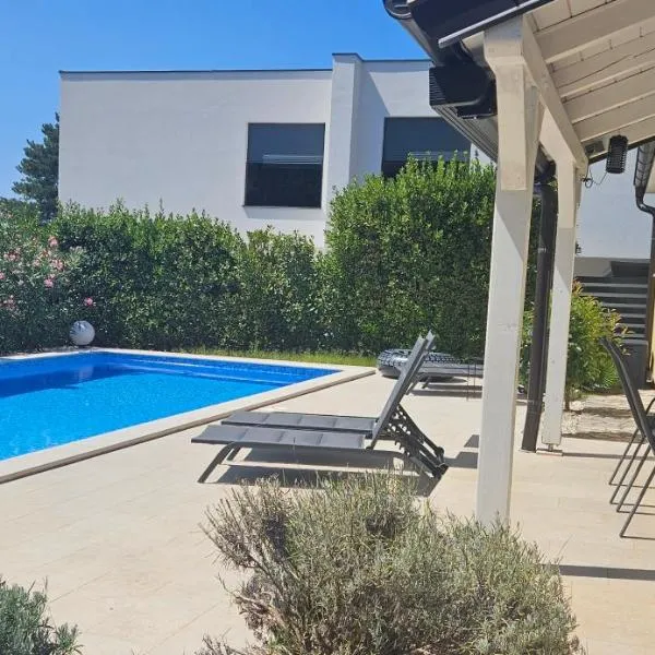 Apartment with private pool，位于奈维斯的酒店