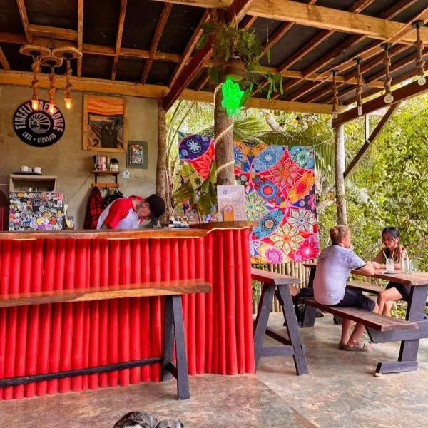 Firefly Treehouse Cafe and Bar，位于Ytaya的酒店