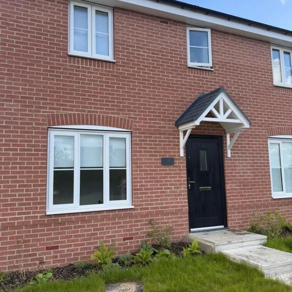 Beautiful New-Build Home in Grimsby with free parking，位于格里姆斯比的酒店