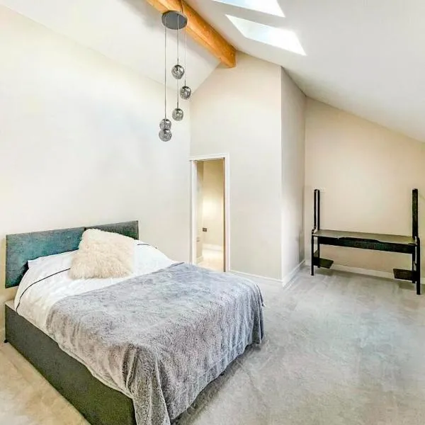 Own Room & En-suite in Wakefield in stunning House，位于韦克菲尔德的酒店