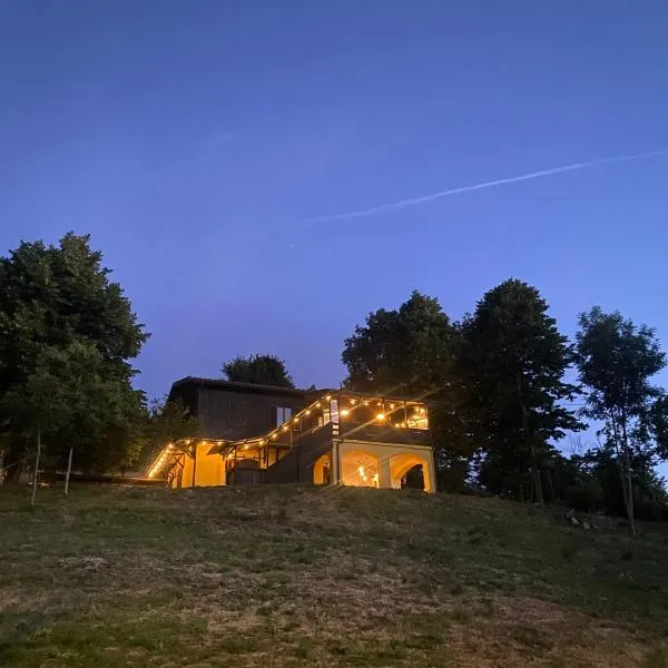 Shangri-La Travellers' Hostel，位于Castel dellʼAlpi的酒店