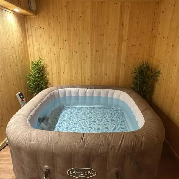 Cosy 2 Bedroom Coastal Retreat with Sea Views and a Private Indoor Hot Tub，位于马盖特的酒店