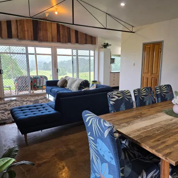 Hideaway Falls Rustic Farm House，位于Ravenshoe的酒店