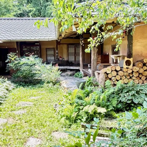 가평 야옹이네 Near Seoul Healing Stay Cats, BBQ, Korean Firepit Nights，位于Songsan的酒店