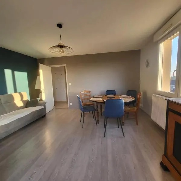 Appartement F3 avec belles vues sur la ville et la campagne，位于拉苏特兰的酒店
