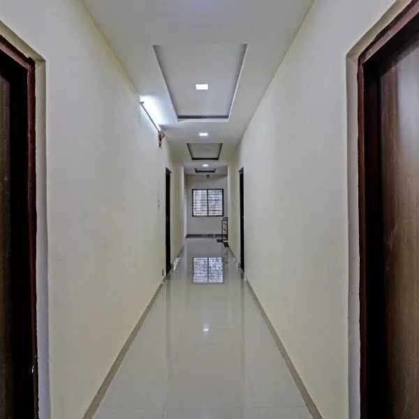 HOTEL O MIDWAY TREAT DHAR，位于Dhār的酒店