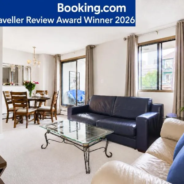 Entire Downtown Condo steps to Stampede and BMO with Parking, 1,5 hrs to Banff，位于卡尔加里的酒店