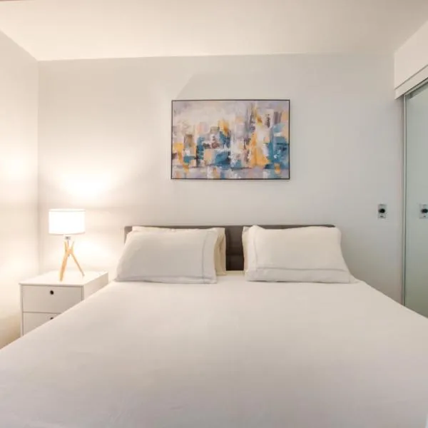 Stunning DT Waterfront Suite with Swimming Pool，位于多伦多的酒店