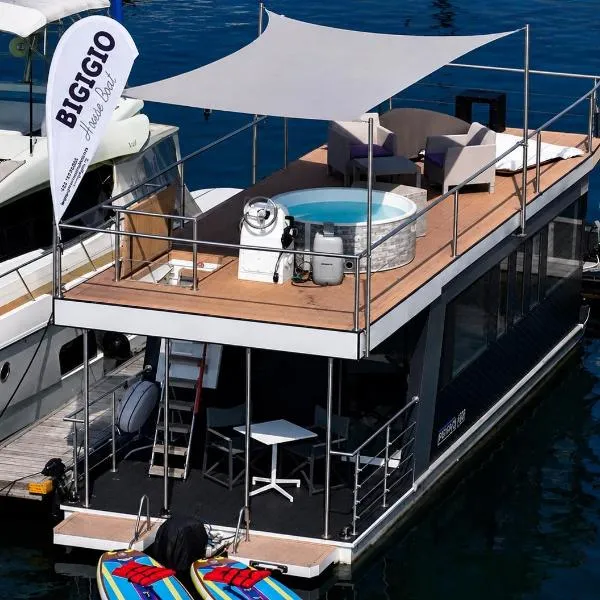 NEON Bigigio House Boat，位于Lisanza的酒店