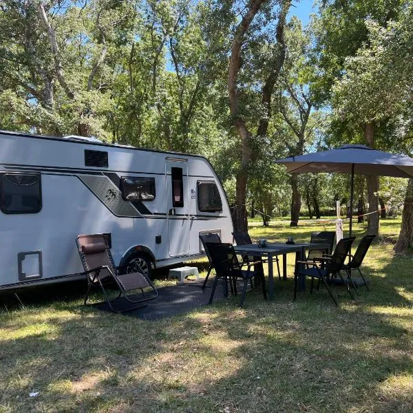 Neptun Beach Caravans，位于乌尔齐尼的酒店