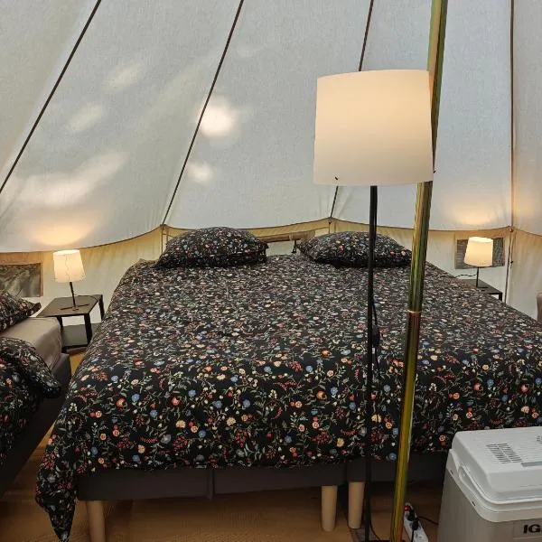 Camping and Gîtes - Le Mas d'Ayen，位于Ayen的酒店