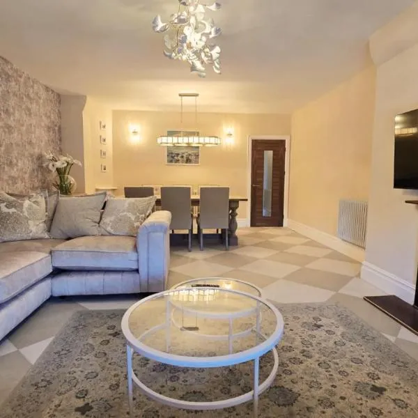 Crescent view penthouse - Luxury Apartment Central Buxton，位于巴克斯顿的酒店